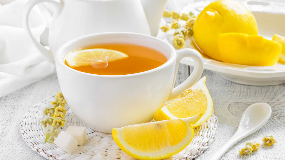 Três benefícios poderosos do chá de limão para a sua saúde