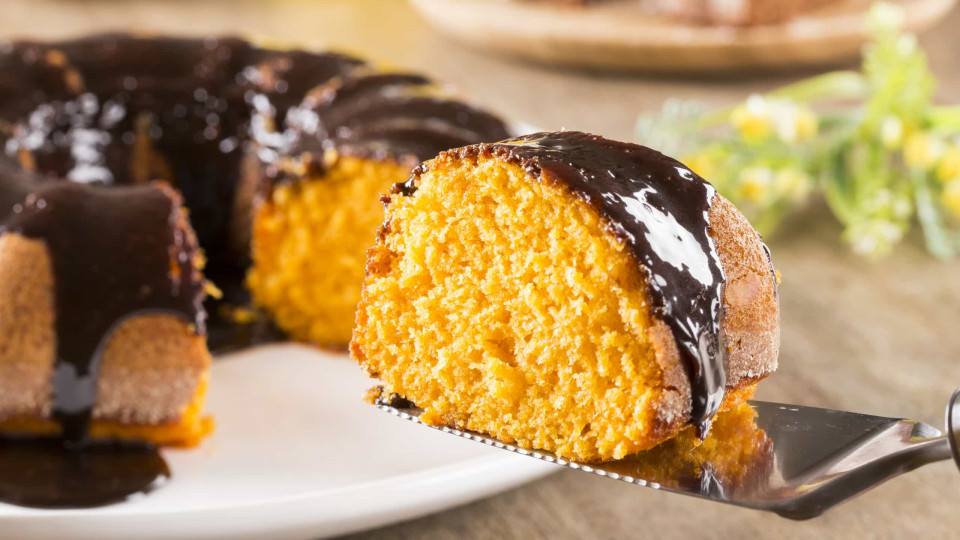 Bolo de cenoura com calda de chocolate low carb e sem lactose