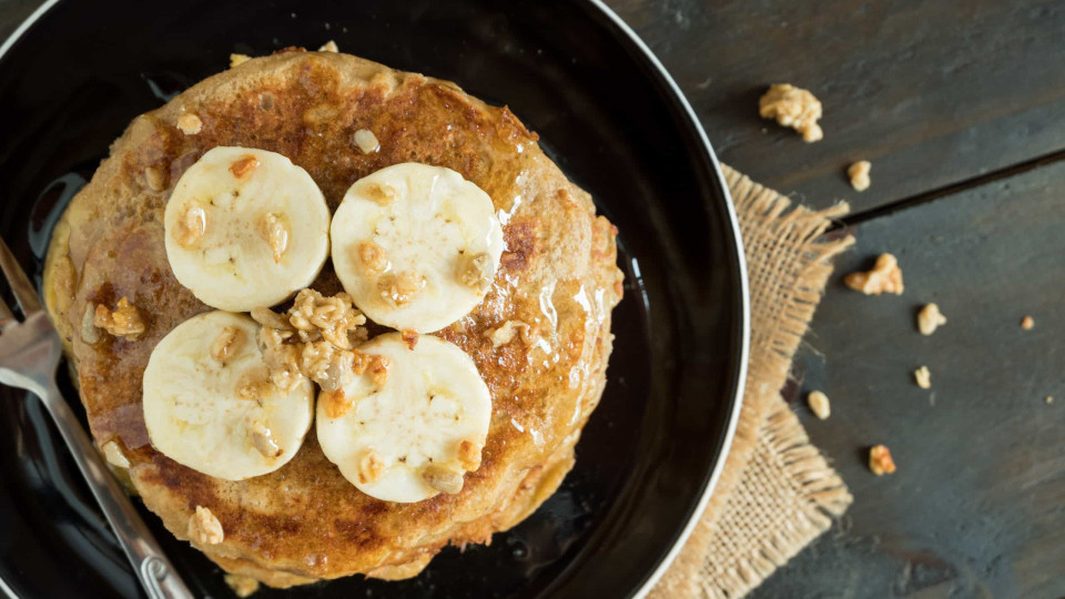 Receita fácil e rápida de panquecas de banana low carb