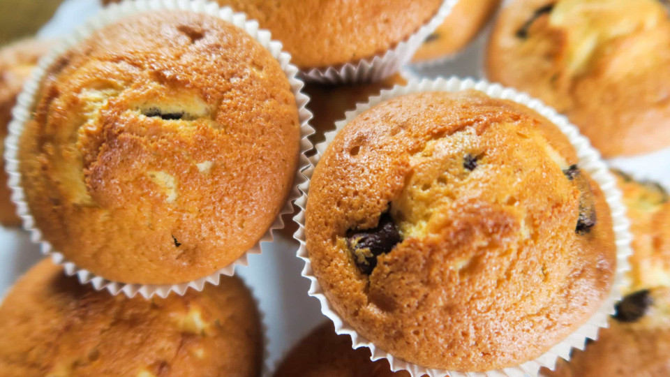 Muffins fofos de cenoura com pepitas de chocolate. Sim, por favor!