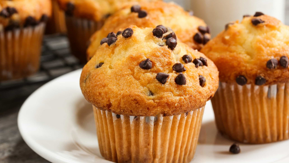 Muffins fofos de iogurte com pepitas de chocolate