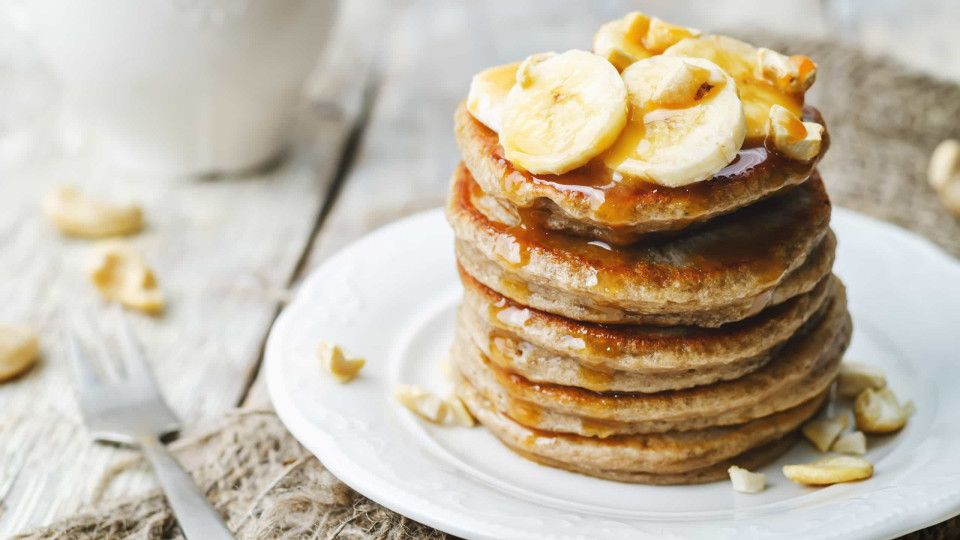 Comece o dia com umas deliciosas panquecas de banana e chocolate