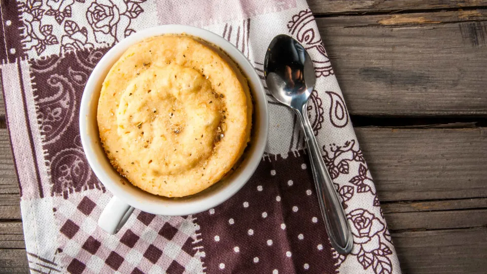 Pronto em 10 minutos! Prepare um bolo de caneca simples