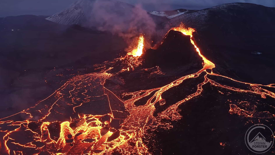 Drone mostra-lhe uma erupção vulcânica como nunca viu