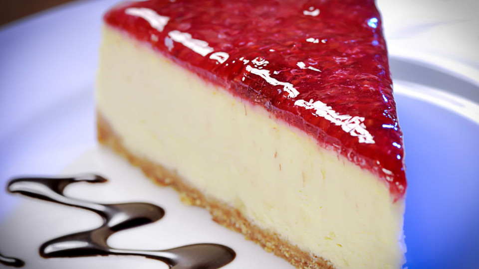Prepare este cheesecake de forno com doce de framboesa