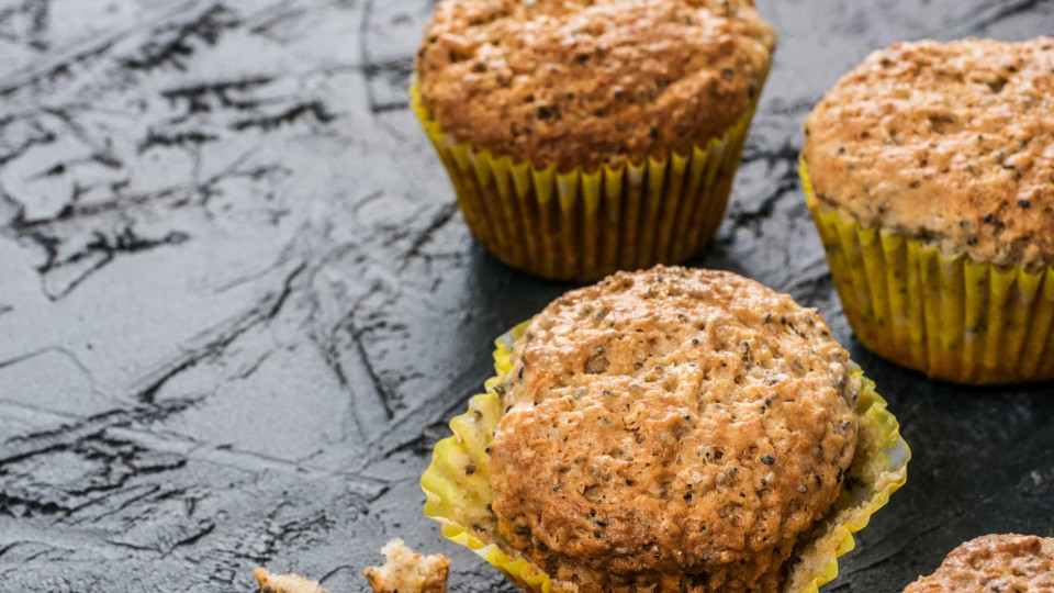 Comece o dia com uns deliciosos muffins de banana e linhaça