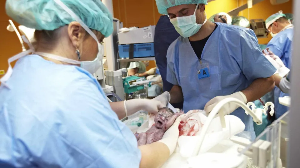 Médicos realizaram cesariana a jovem impedida de abortar
