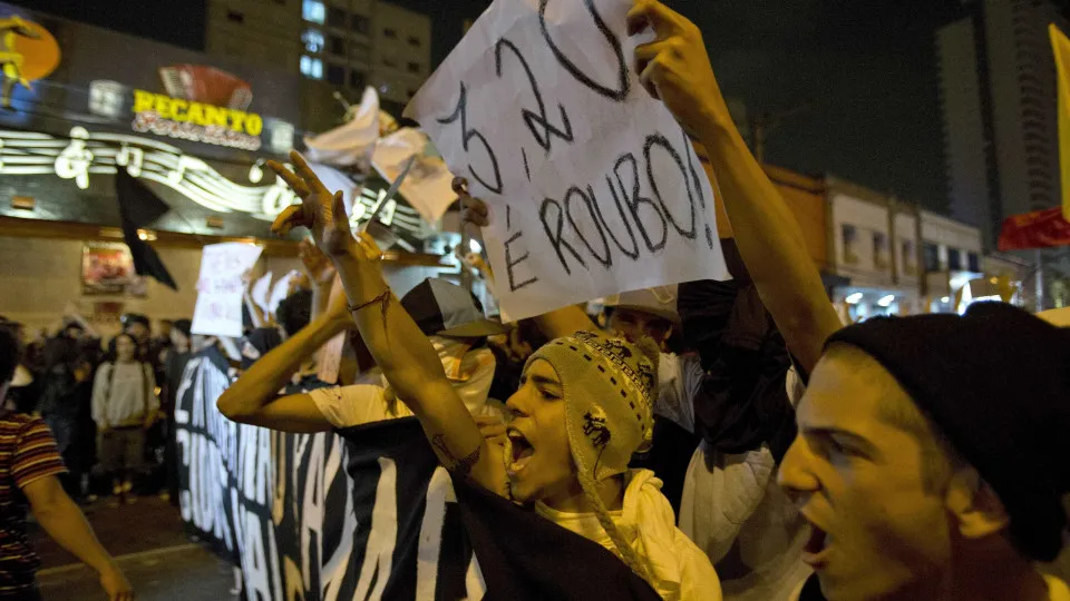Manifestação contra aumento dos transportes reprimida em São Paulo