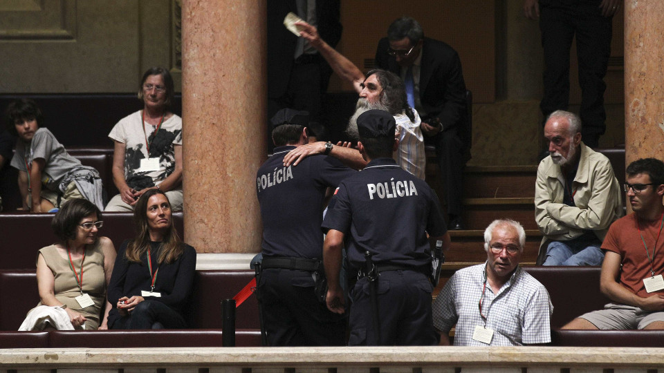 Trabalhos do parlamento interrompidos por protestos