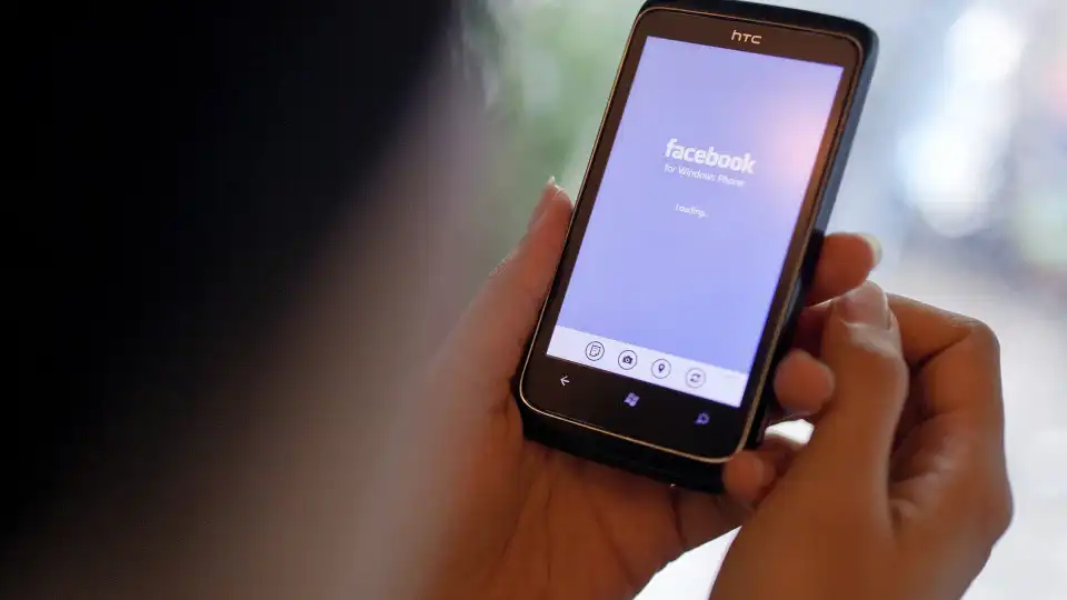 Dona do Facebook e WhatsApp decide banir imprensa estatal russa