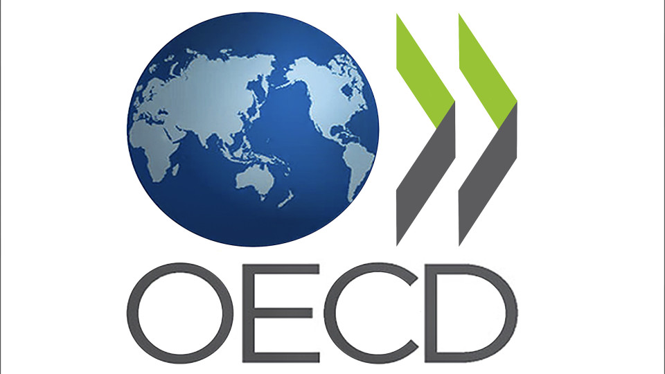 Emprego na OCDE sobe, mas permanece abaixo do nível pré-pandemia