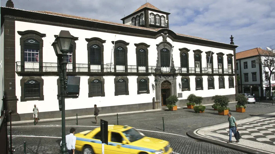 Funchal aprova 300 mil euros em apoios ao arrendamento e natalidade