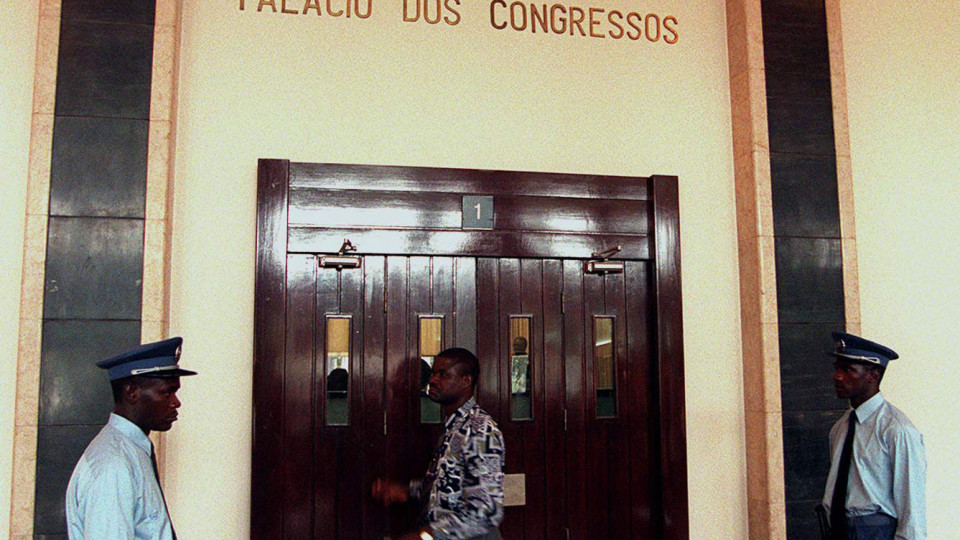 Oposição angolana abandona reunião do parlamento em protesto