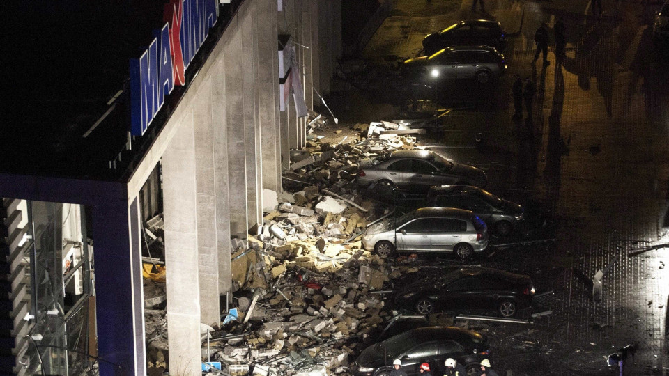 Queda de tecto de supermercado causa 12 mortos