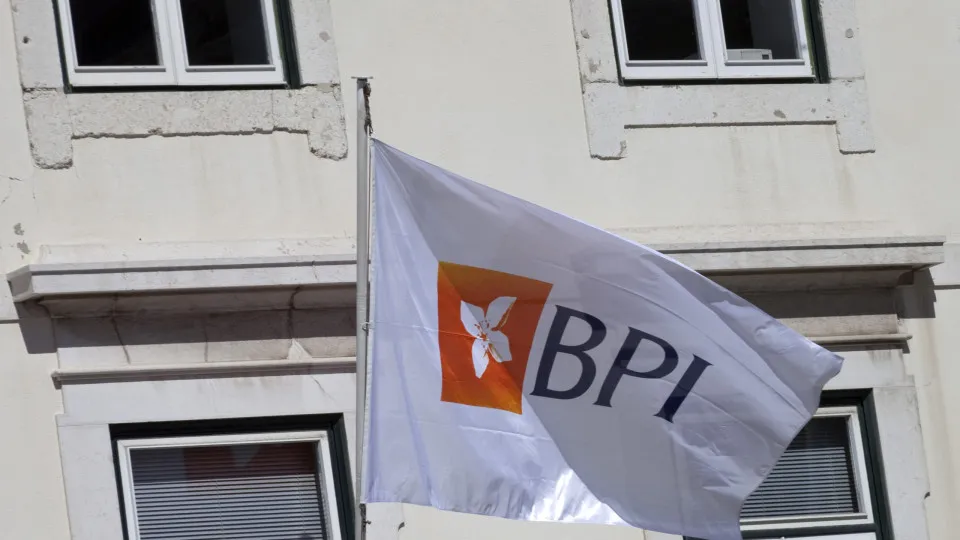 S&P sobe 'rating' do BPI de BBB+ para A- com perspetiva estável