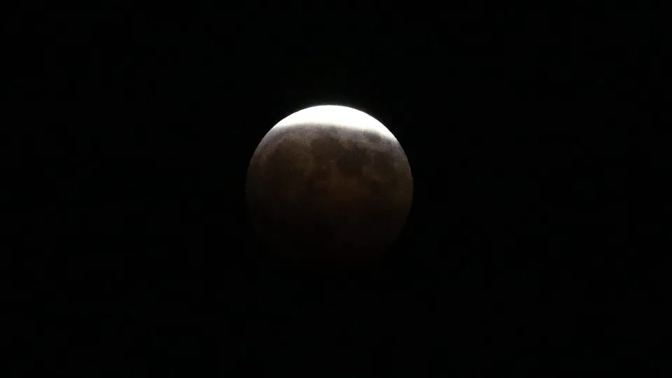 Domingo há eclipse total da Lua, mas "não será fácil" vê-lo em Portugal