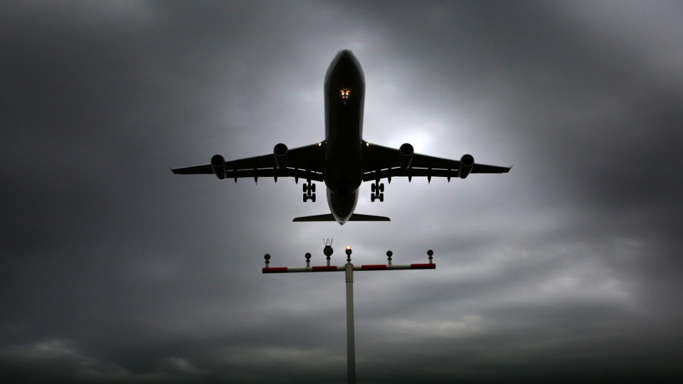 Ruído dos aviões "ultrapassou" valores permitidos por lei em dois dias