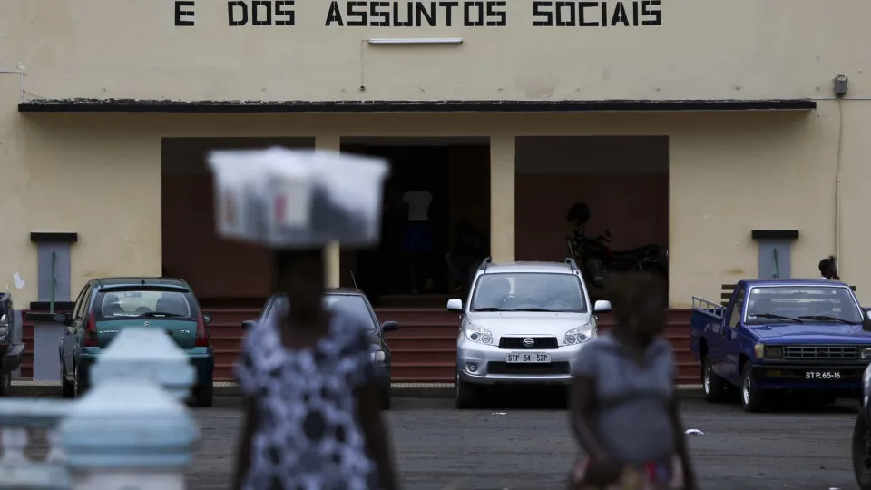 São Tomé suspende ligações com Príncipe e visitas a doentes e presos