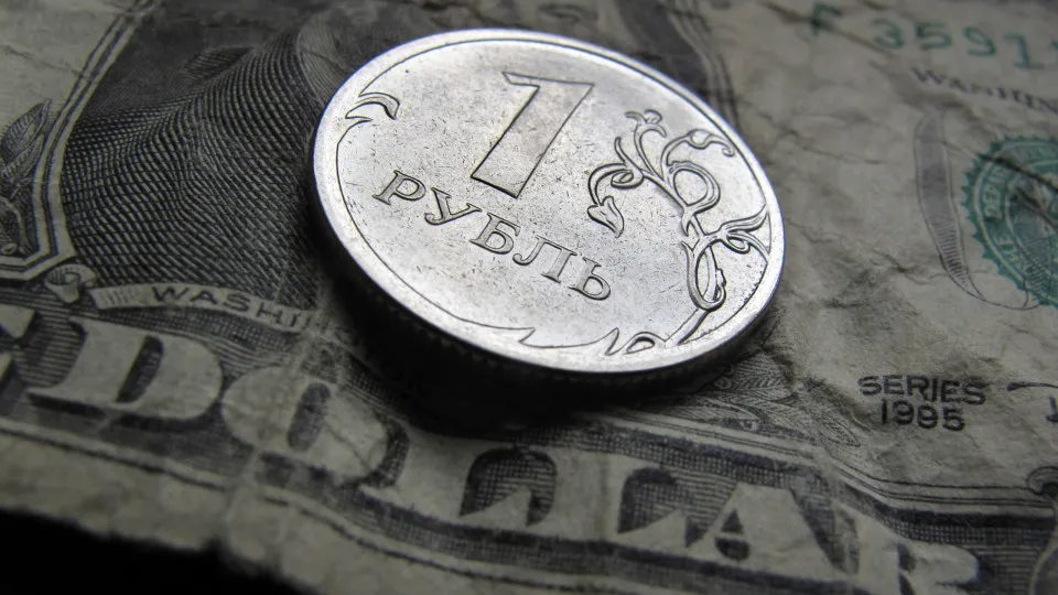 Rublo sobe para máximo face ao dólar desde meados de 2023