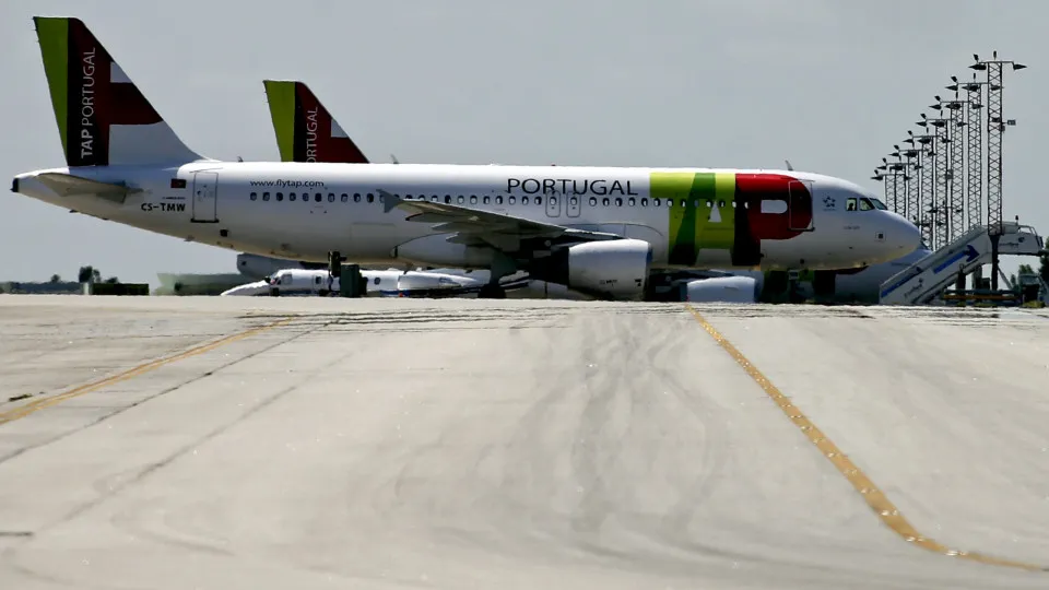 Pelo menos 3 voos de hoje cancelados no aeroporto de Lisboa, outros com atrasos