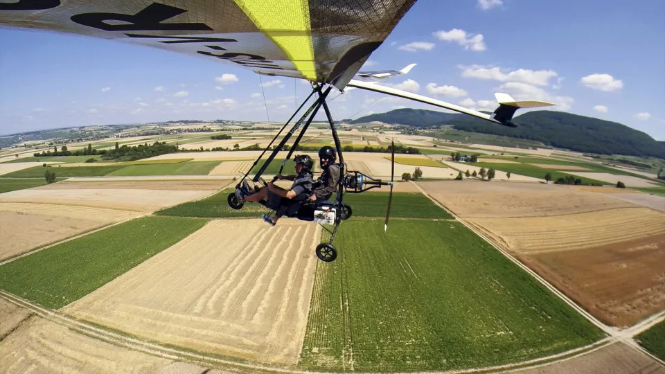 Dois suíços voam sobre campos agrícolas num ultraleve em Schaffhausen. ENNIO LEANZA/LUSA