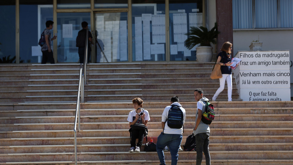 Ano letivo arranca com 60% das escolas abertas, mas milhares de professores em falta