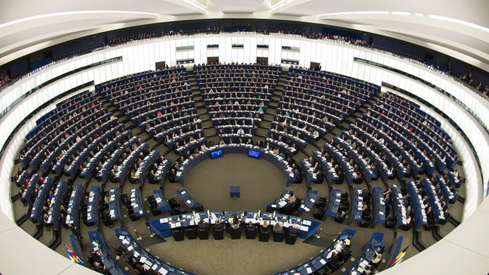 Eurodeputados contra sanções penais por ajuda humanitária a migrantes