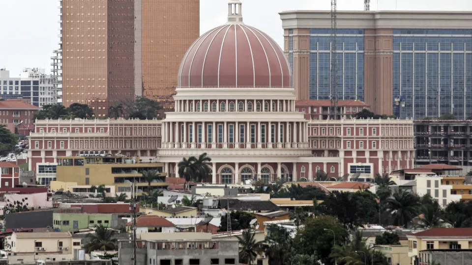 Parlamento angolano autoriza PR a legislar alteração de concessão petrolífera