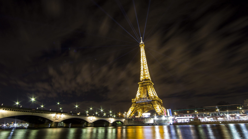 Ativistas ambientais ocupam passeio junto da Torre Eiffel