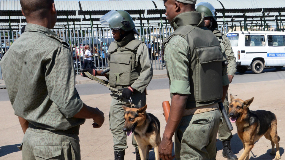 Polícia de Moçambique detém militar após provocar pânico com granada