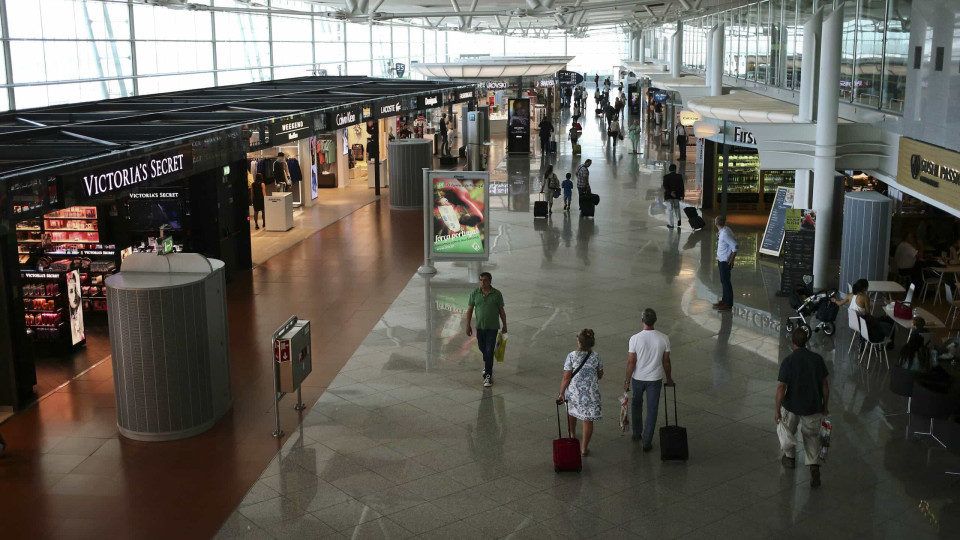 Costa 'recebido' no Aeroporto do Porto por t-shirts do Movimento Zero