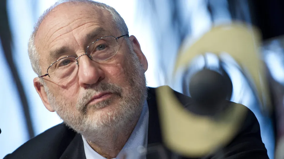 Nobel da Economia diz que taxas aduaneiras de Trump são "um desastre"
