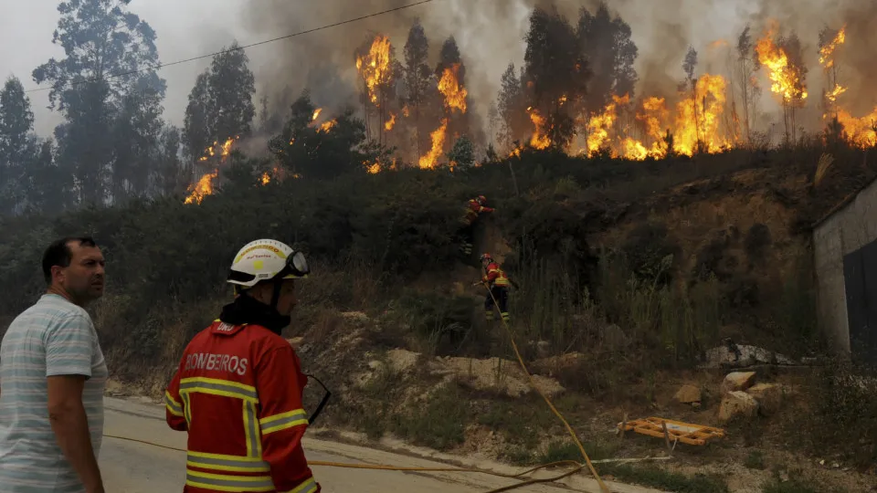 Incêndios: Parque de fábrica de reciclagem automóvel a arder em Valença