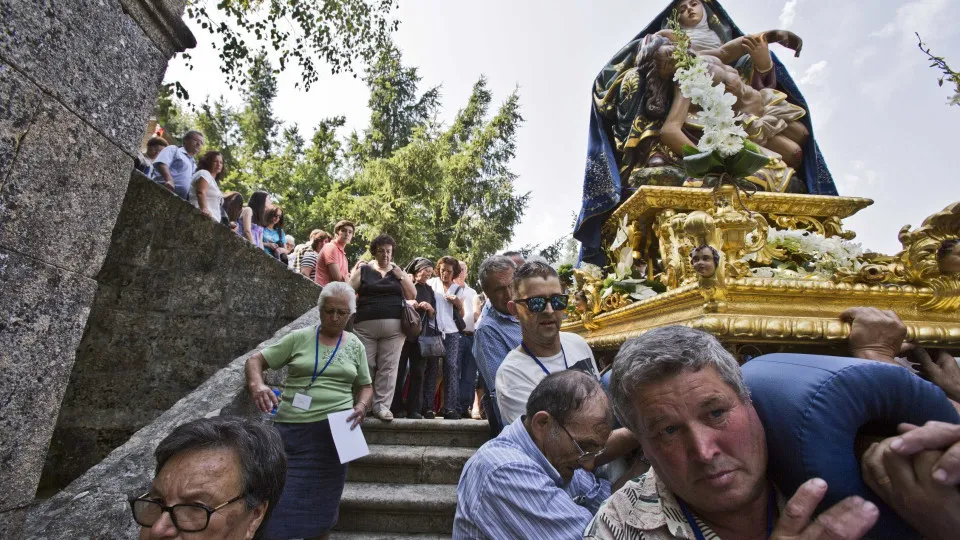Populares disputam para carregar andor em Sanfins do Douro