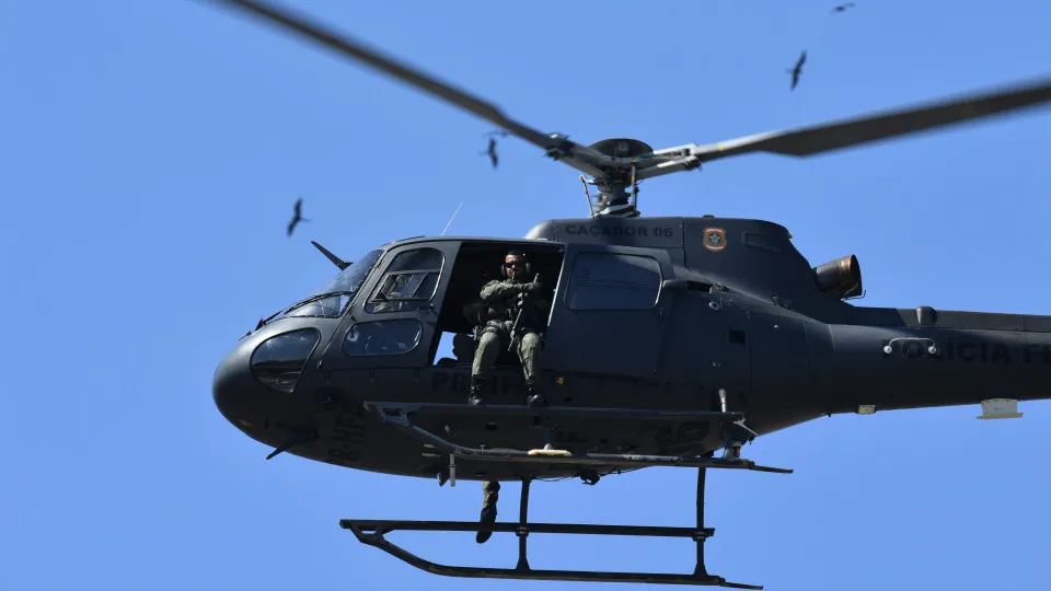 Helicóptero da polícia cai no mar no Rio de Janeiro