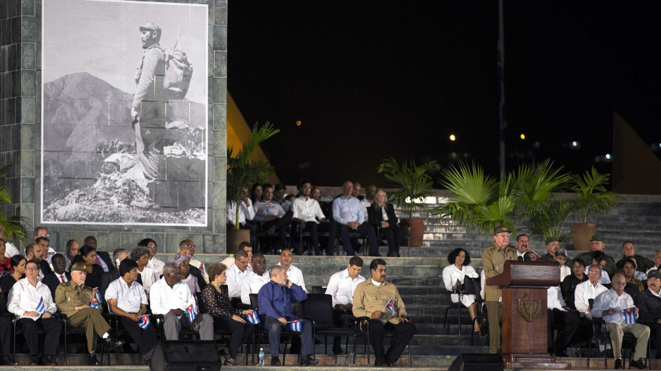 Raul Castro jura "defender o socialismo" depois da morte do irmão
