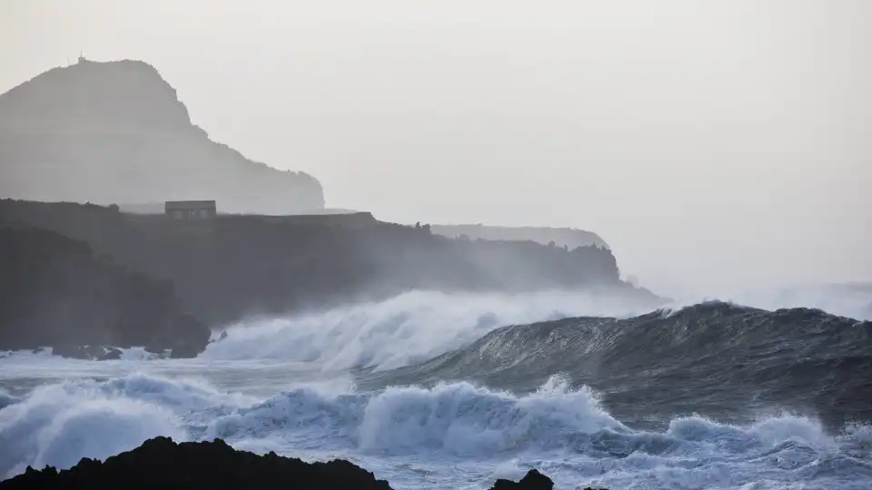 Açores. Furacão Isaac vai passar no domingo a 600km das ilhas ocidentais