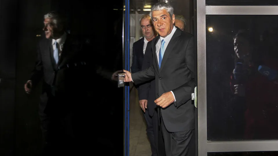 Sócrates recebido por protesto contra fundação na Universidade de Coimbra