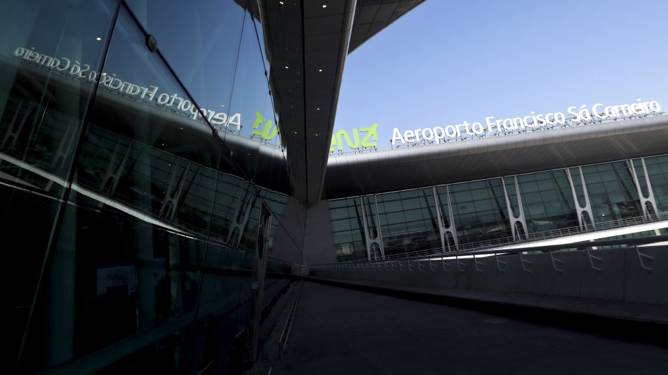 Passageiros oriundos de França em isolamento no aeroporto do Porto