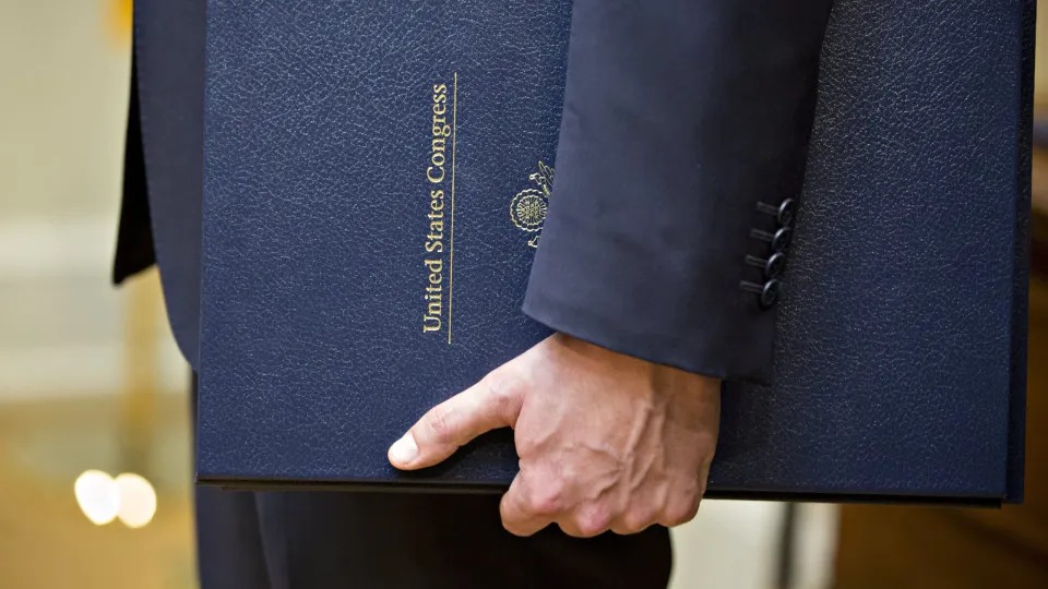 Câmara exige aval do Congresso para Trump continuar guerra com Irão