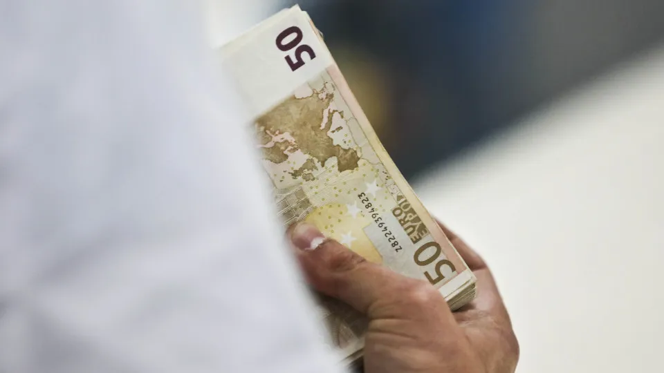 Contas de serviços mínimos bancários passam a permitir transferências para outros bancos