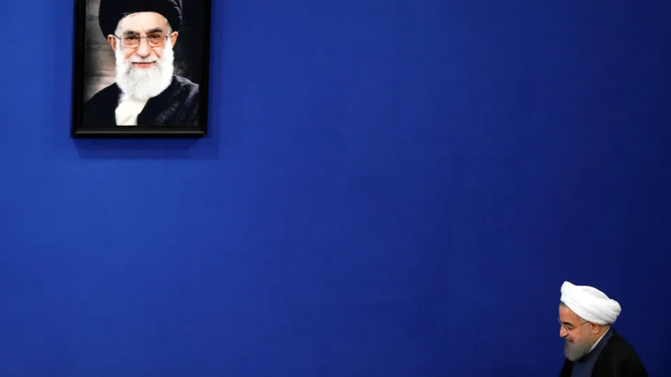 Presidente do Irão, Hassan Rouhani momentos antes de uma conferência de imprensa em Teerão, Irão. ABEDIN TAHERKENAREH/LUSA