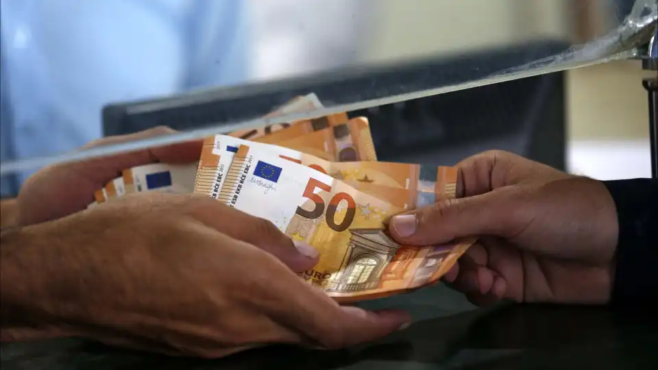 Confiança dos consumidores volta a melhorar na zona euro e UE em outubro