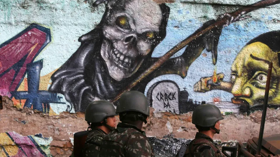 Milicianos e traficantes impõem recolher obrigatório em favelas do Brasil