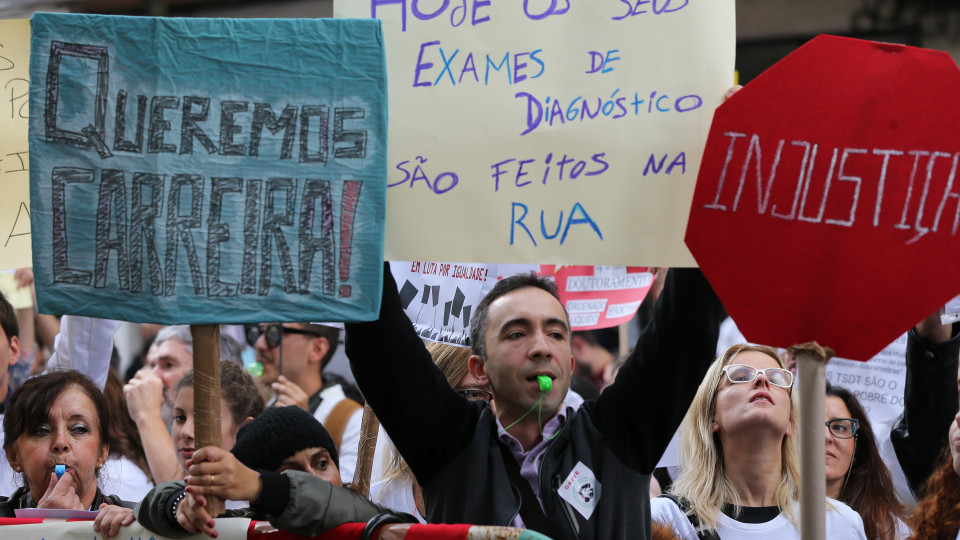 Técnicos de diagnóstico e terapêutica iniciam greve e fazem manifestação