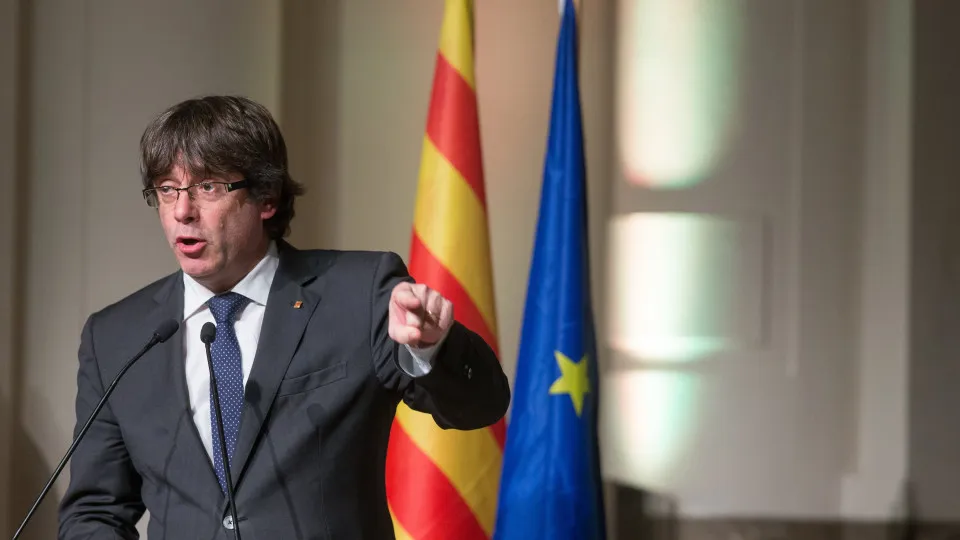 A União Europeia vai "continuar a ajudar Rajoy neste golpe de Estado"?