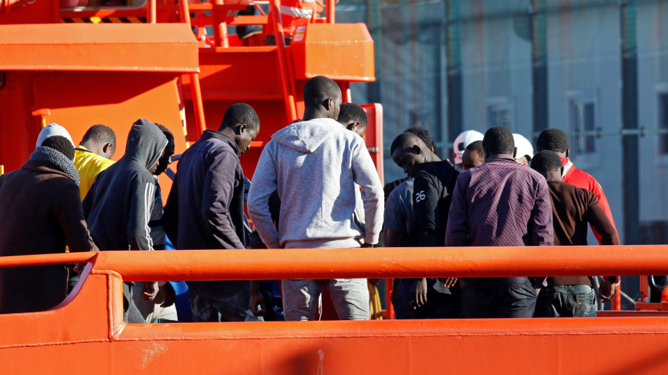 Mais de 100 migrantes resgatados de 2 embarcações ao largo das Canárias