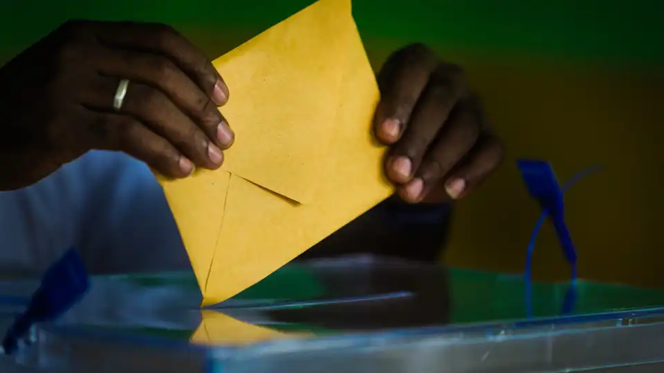 Credibilidade de eleições ameaçada por rejeição de resultados e abstenção