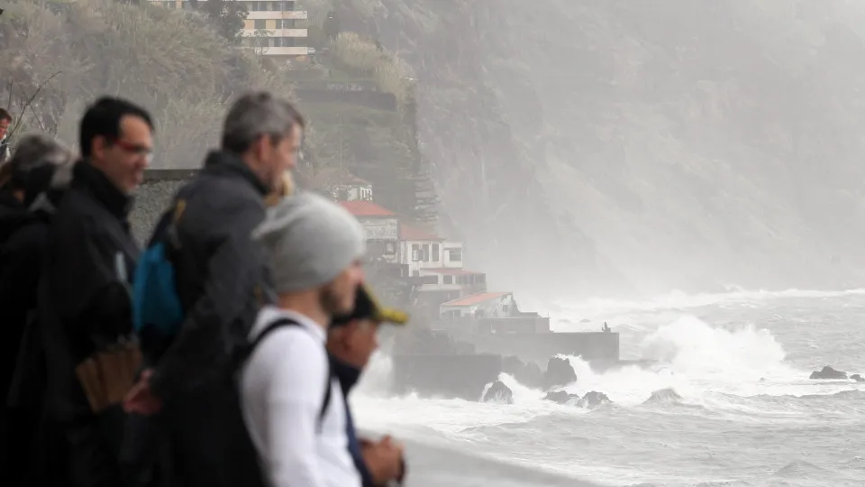 Funchal emite avisos de mau tempo e vento forte no arquipélago da Madeira