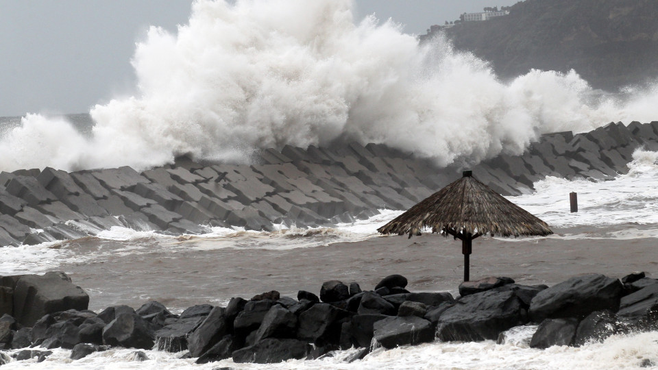 Homem arrastado por onda está desaparecido na Madeira